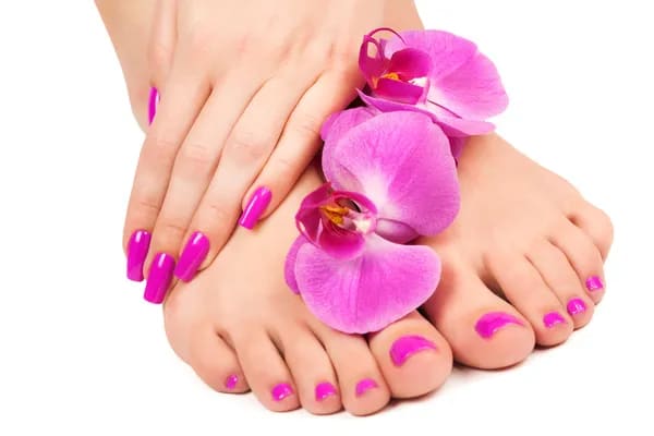 1 manicure o 1 pedicure con smalto semipermanente -50%