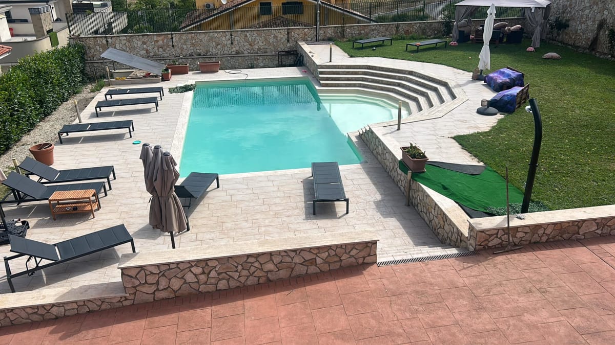Ingresso di coppia in piscina da 120 minuti con aperitivo e massaggio relax -55%