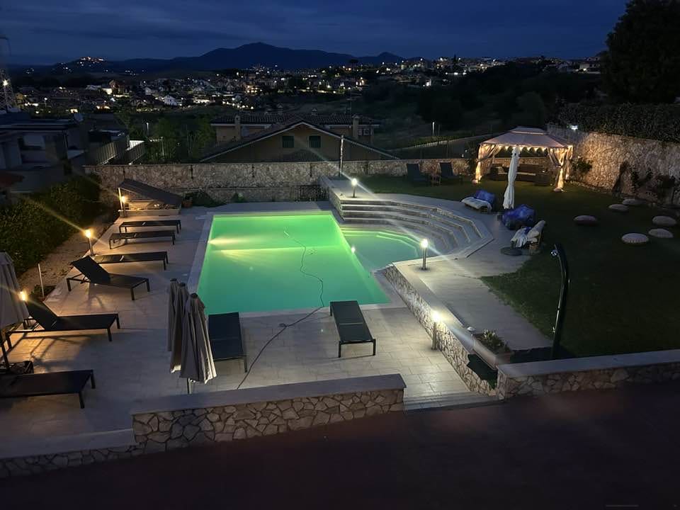 Ingresso di coppia in piscina da 120 minuti con aperitivo e massaggio relax -55%