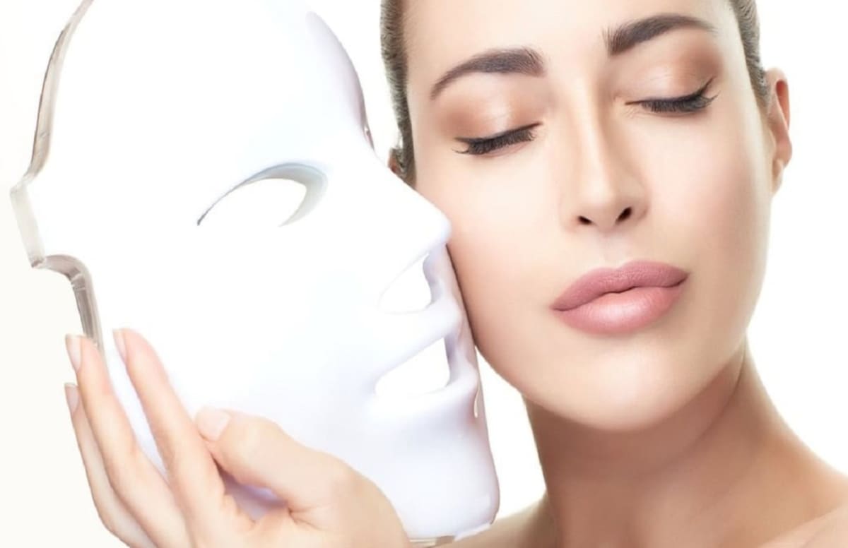 3 o 6 maschere viso LED con detersione e crema finale - 65%