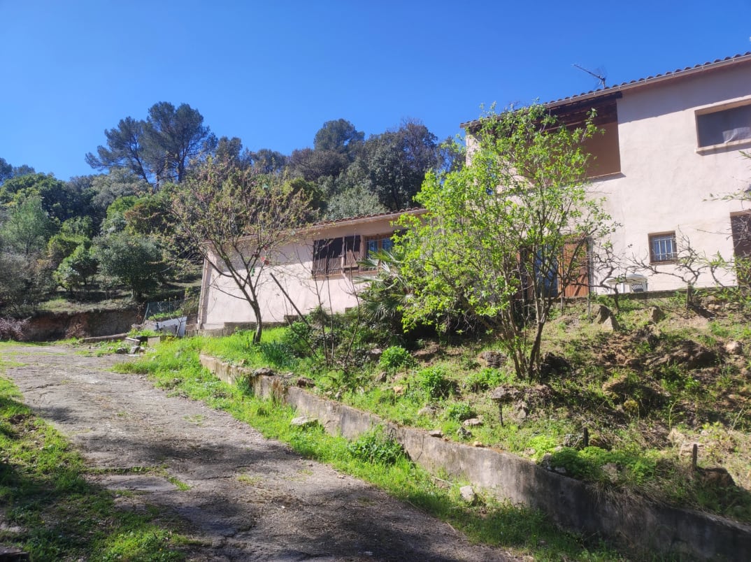 Maison année 80 de 178 m2 habitable sur un terrain de 5054 m2 — Lorgues