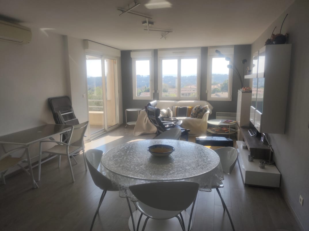 Lorgues, très joli appartement avec une terrasse et garage — Lorgues