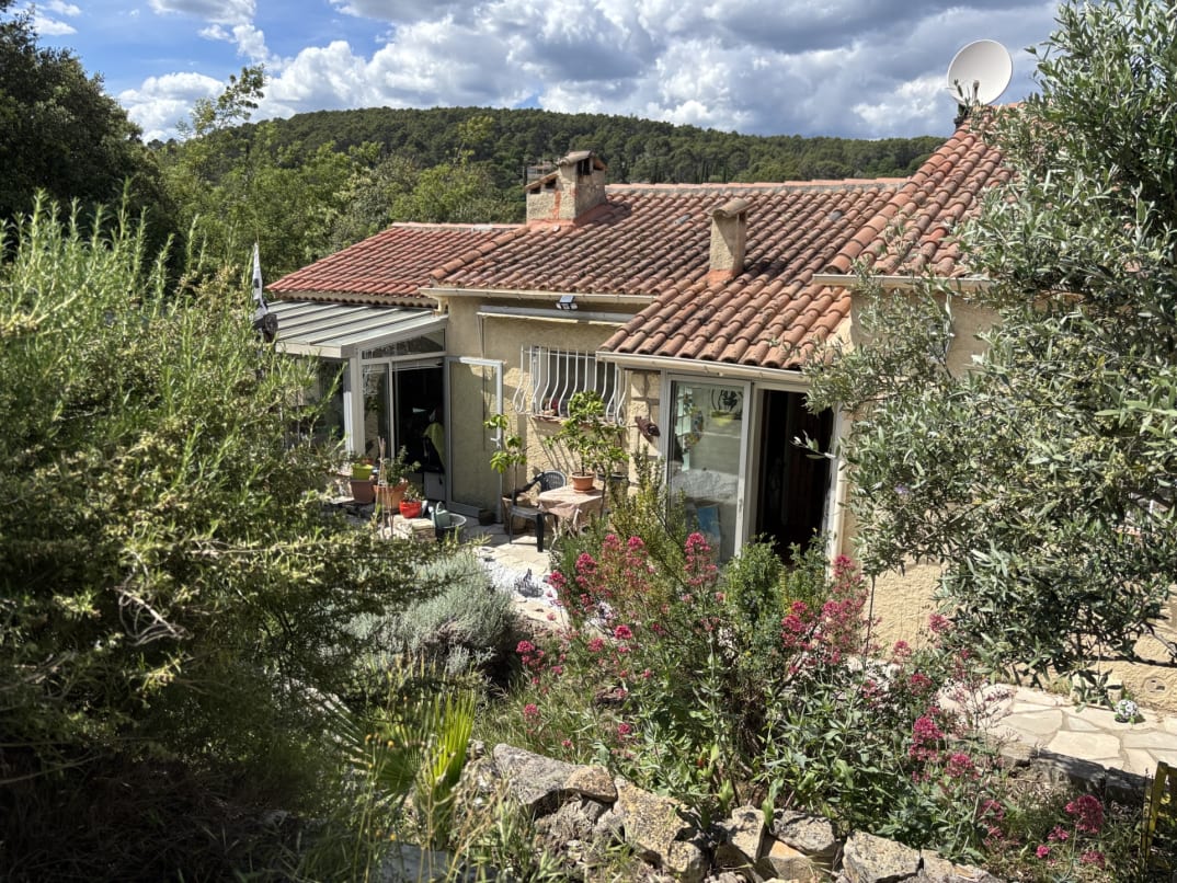 Lorgues, maison sur 2 030 m² de terrain avec studio et piscine — Lorgues