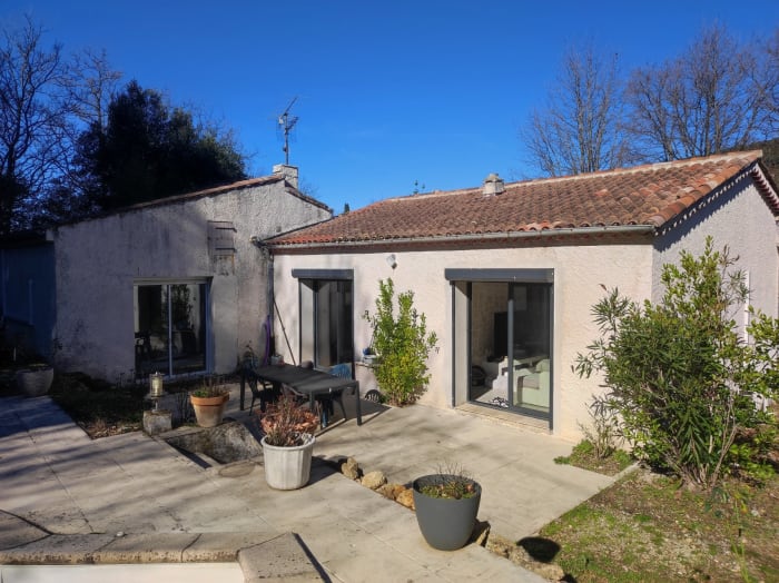 Maison de plain-pied de 103 m² habitables sur un terrain de 1 549 m² avec piscine — photo 2