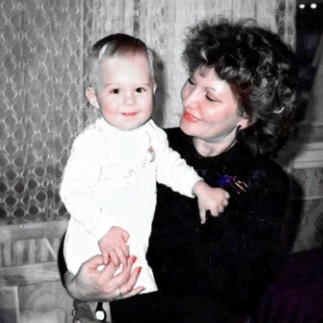 Спасибо этой девушке! Милош Бикович поделился редким архивным снимком с мамой