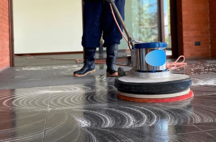 Pulizia post cantiere con monospazzola