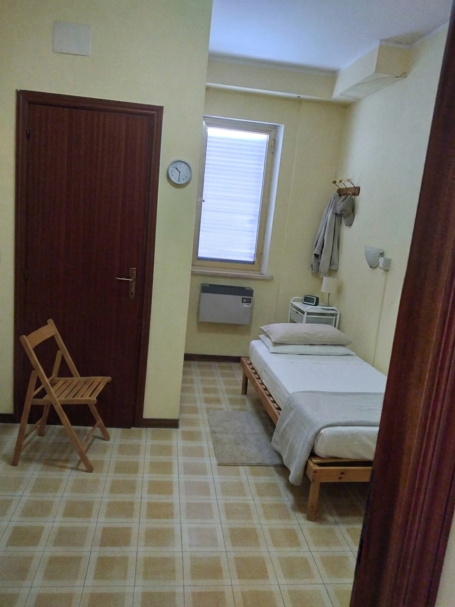 Camera con un letto singolo e bagno