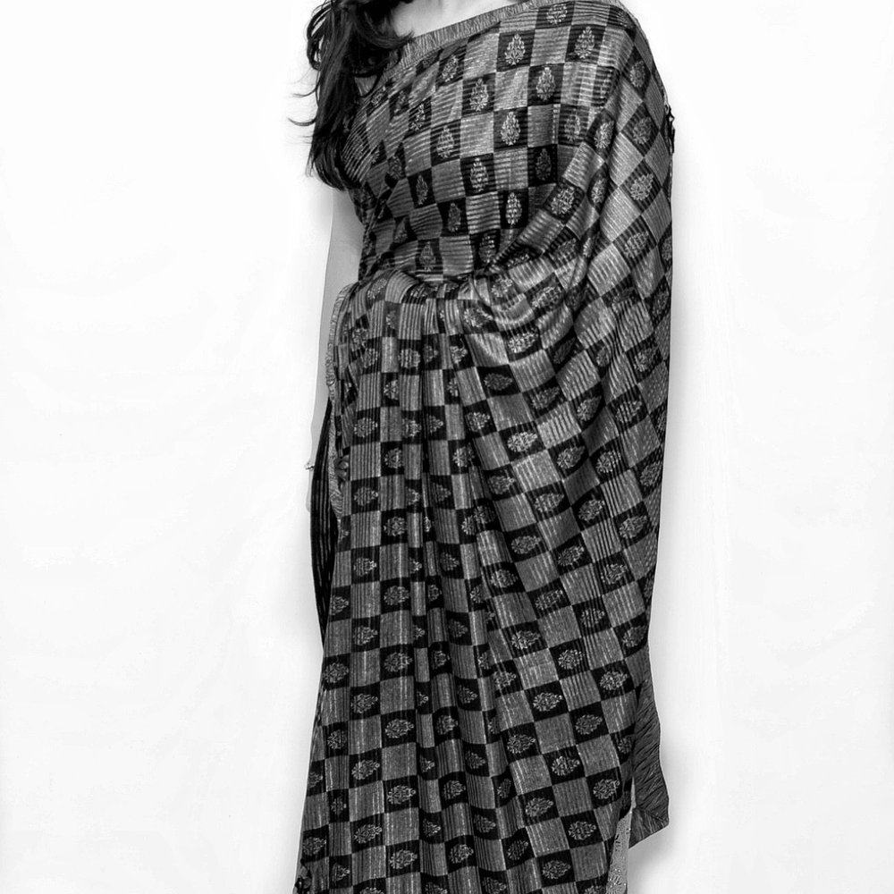 Classic Checkered Printed Saree with Elegant Border - Image 2