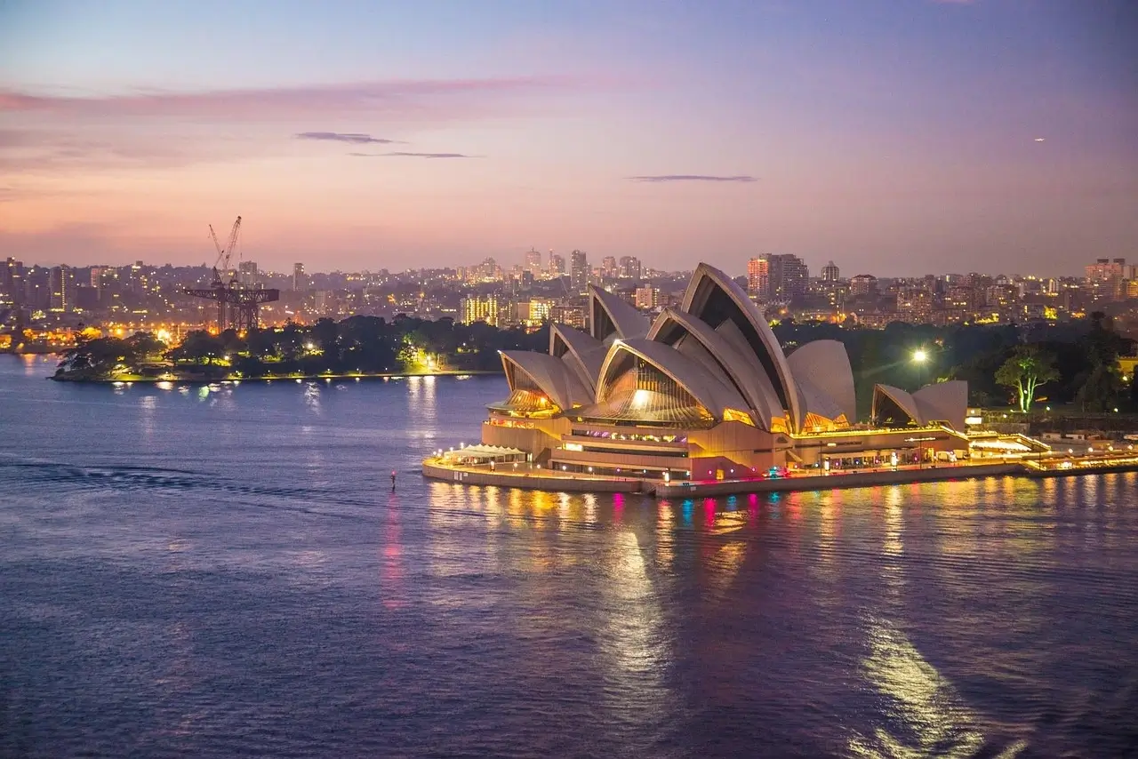 sydney opera house by night