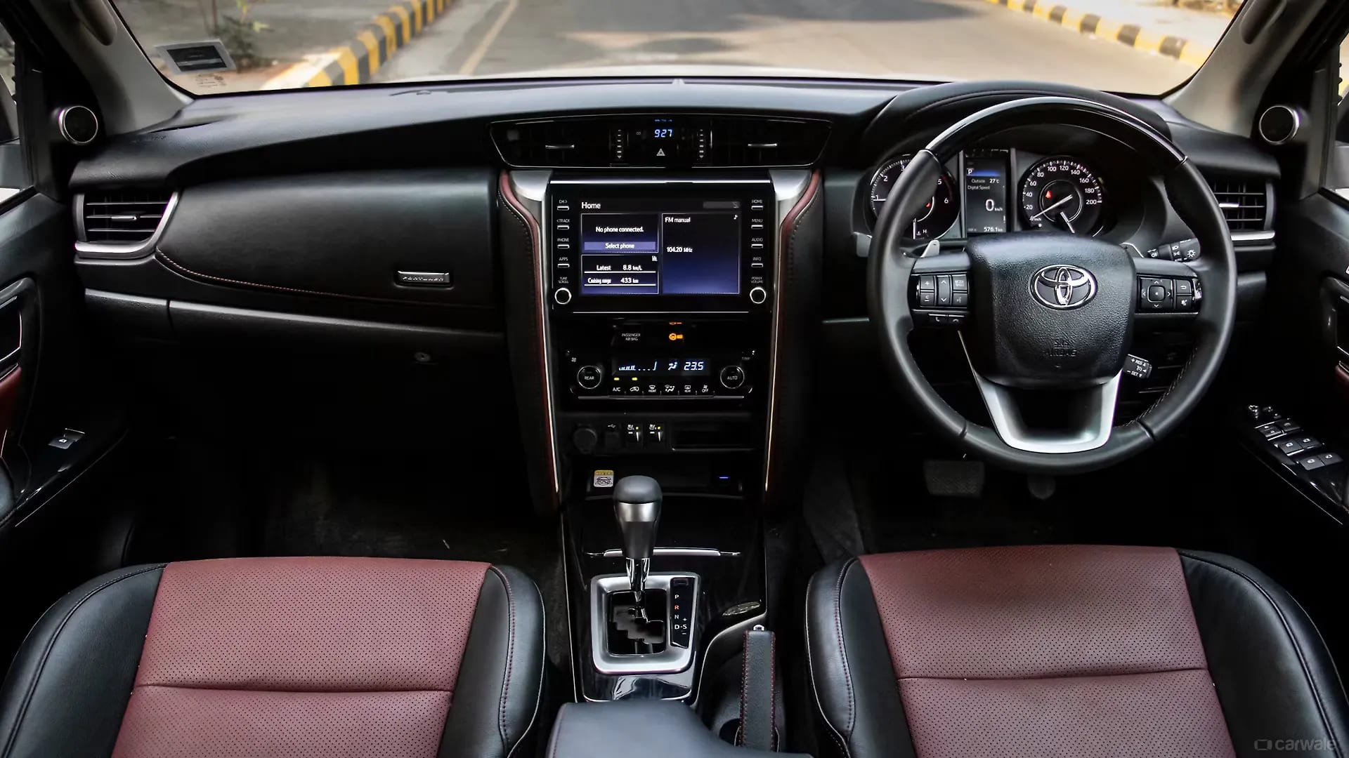 TOYOTA FORTUNER LEGENDER thumbnail 5