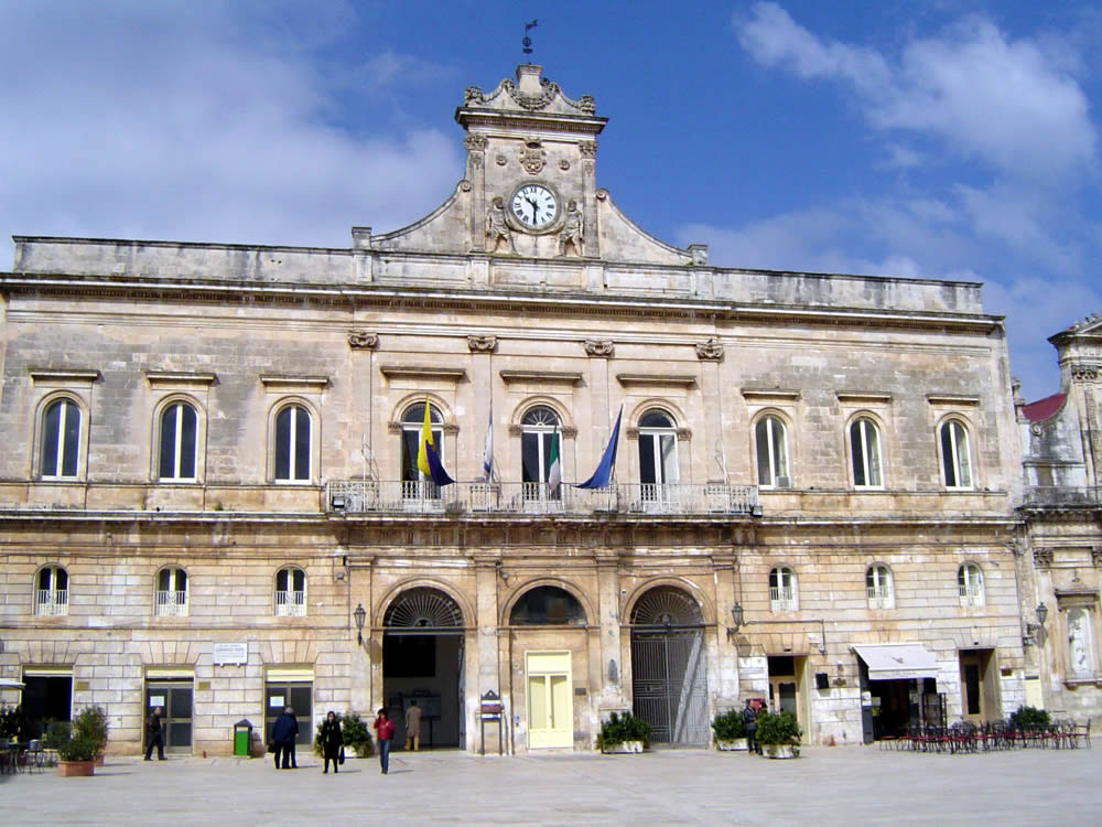 i-monumenti-di-ostuni-palazzo-municipale-di-ostuni-casa-vacanze-ostuni-palazzo-rodio