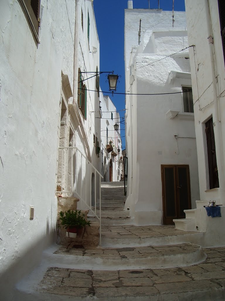 visitare-ostuni-la-citta-bianca-casa-vacanze-vicoli-interni-ostuni-palazzo-rodio