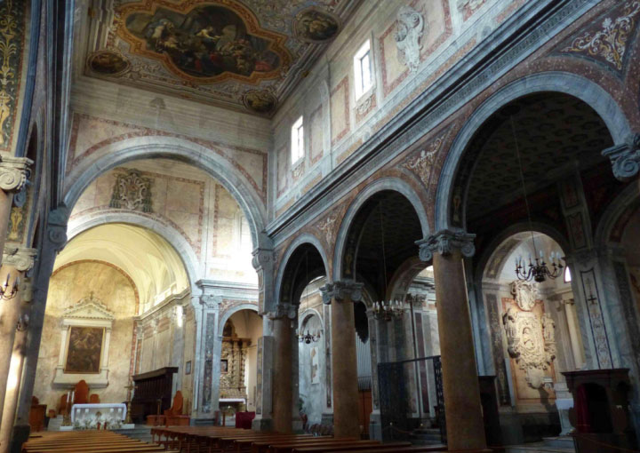 visitare-ostuni-la-citta-bianca-interni-cattedrale-casa-vacanze-ostuni-palazzo-rodio