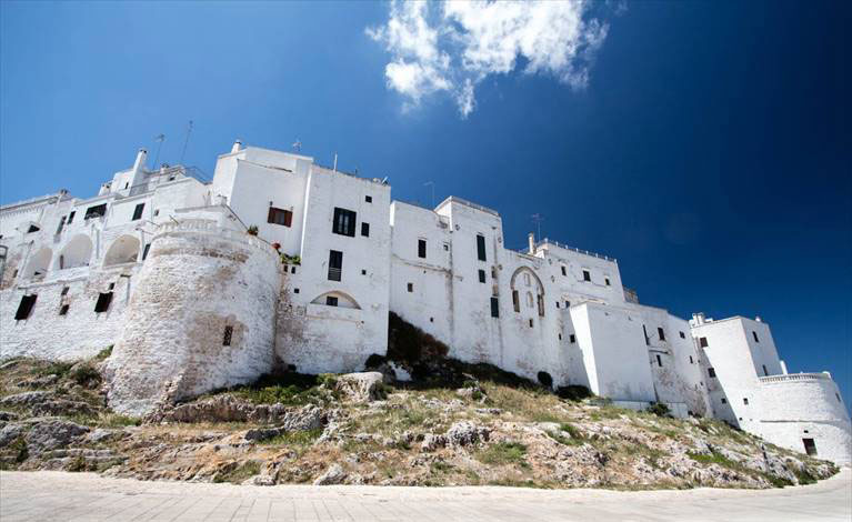 i-monumenti-di-ostuni-mura-difensive-di-ostuni-casa-vacanze-ostuni-palazzo-rodio
