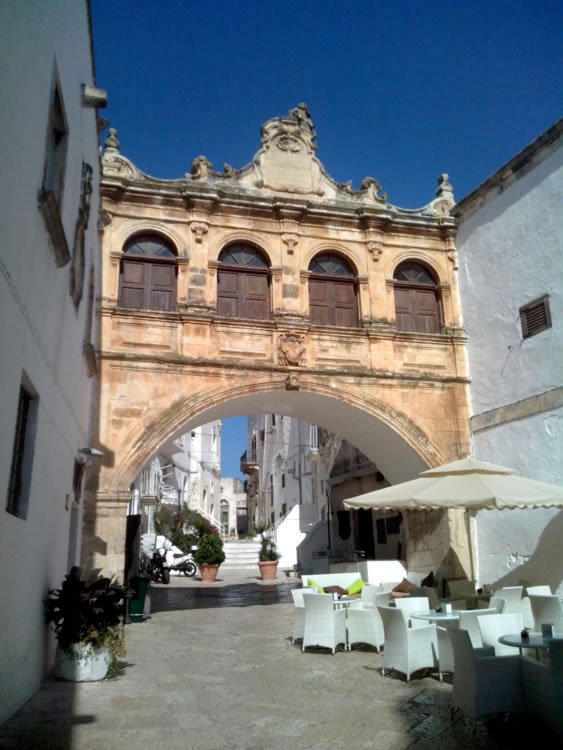 i-monumenti-di-ostuni-Palazzo-Vescovile-casa-vacanze-ostuni-palazzo-rodio