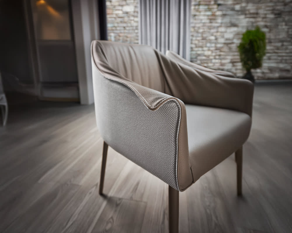 Gros plan sur la VENTE 25 Table à manger Wimmer Chaise Linja L30 avec tissu beige texturé et design épuré dans une pièce bien éclairée. Gros plan sur la VENTE 25 Table à manger Wimmer Chaise Linja L30 avec tissu beige texturé et design épuré dans une pièce bien éclairée.
