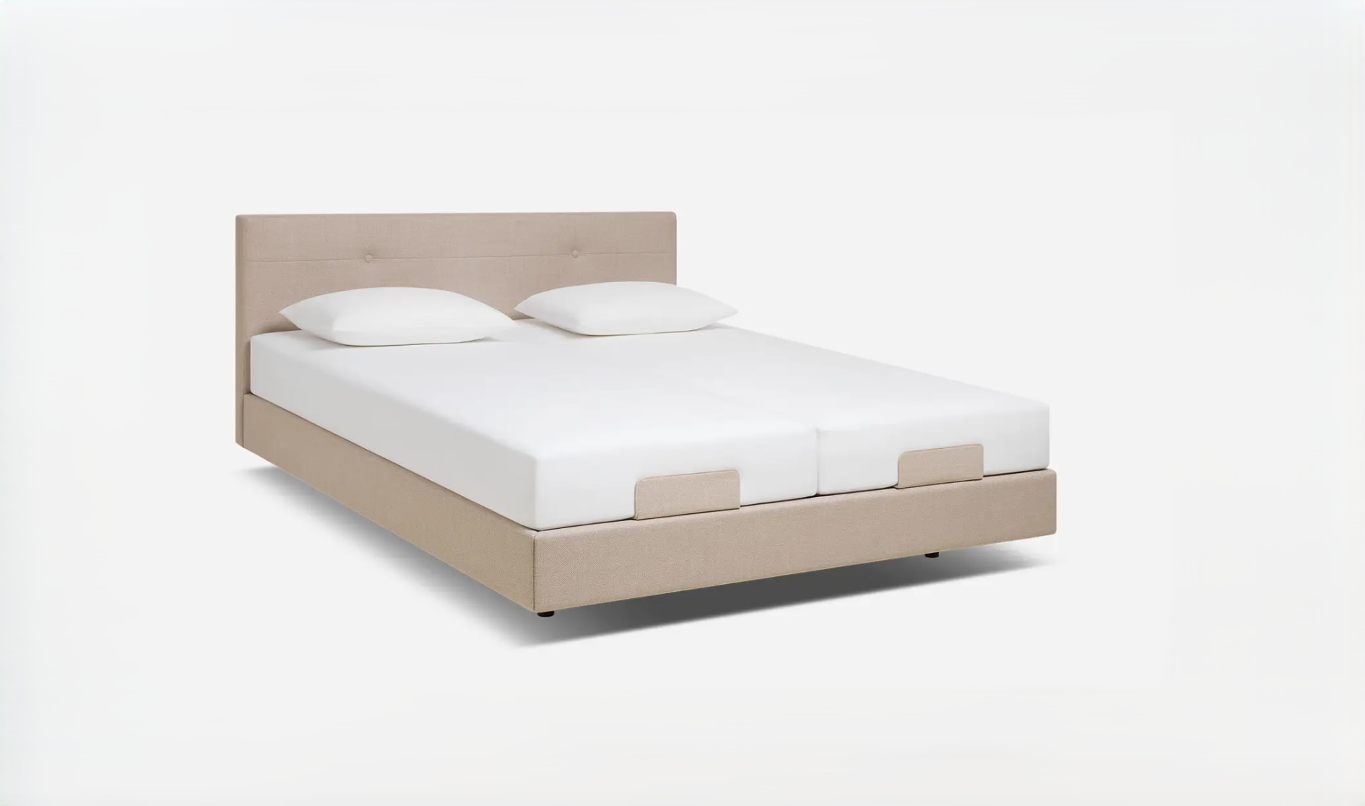 Lit king-size rembourré beige avec matelas Riposa Texte superspring Forte, tête de lit simple et deux oreillers blancs sur fond blanc. Lit king-size rembourré beige avec matelas Riposa Texte superspring Forte, tête de lit simple et deux oreillers blancs sur fond blanc.