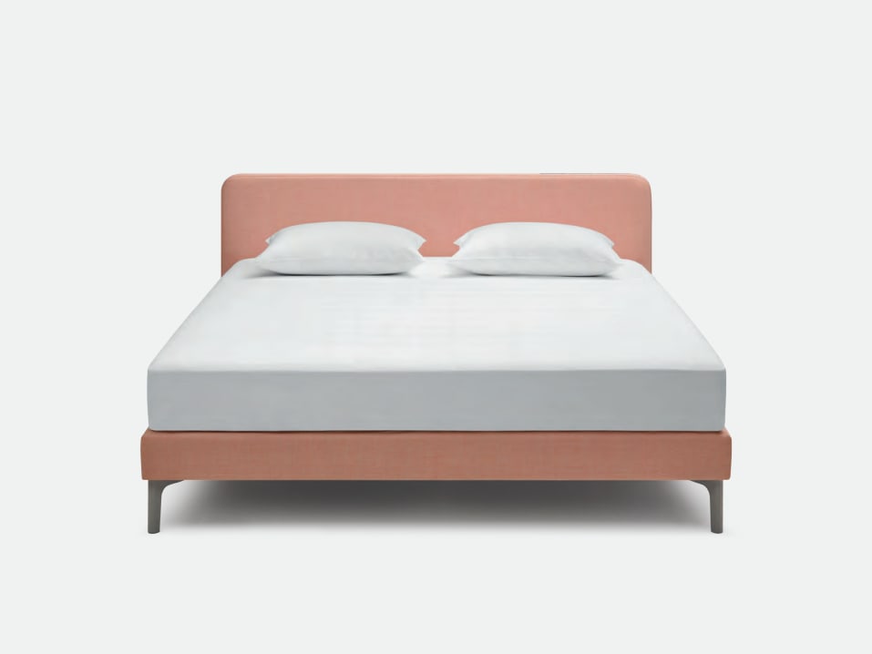 Le lit de printemps Riposa Box Slow est un lit moderne avec une tête rose rembourrée et une partie inférieure, complétée par deux oreillers blancs et un matelas blanc sans faille. Le lit de printemps Riposa Box Slow est un lit moderne avec une tête rose rembourrée et une partie inférieure, complétée par deux oreillers blancs et un matelas blanc sans faille.