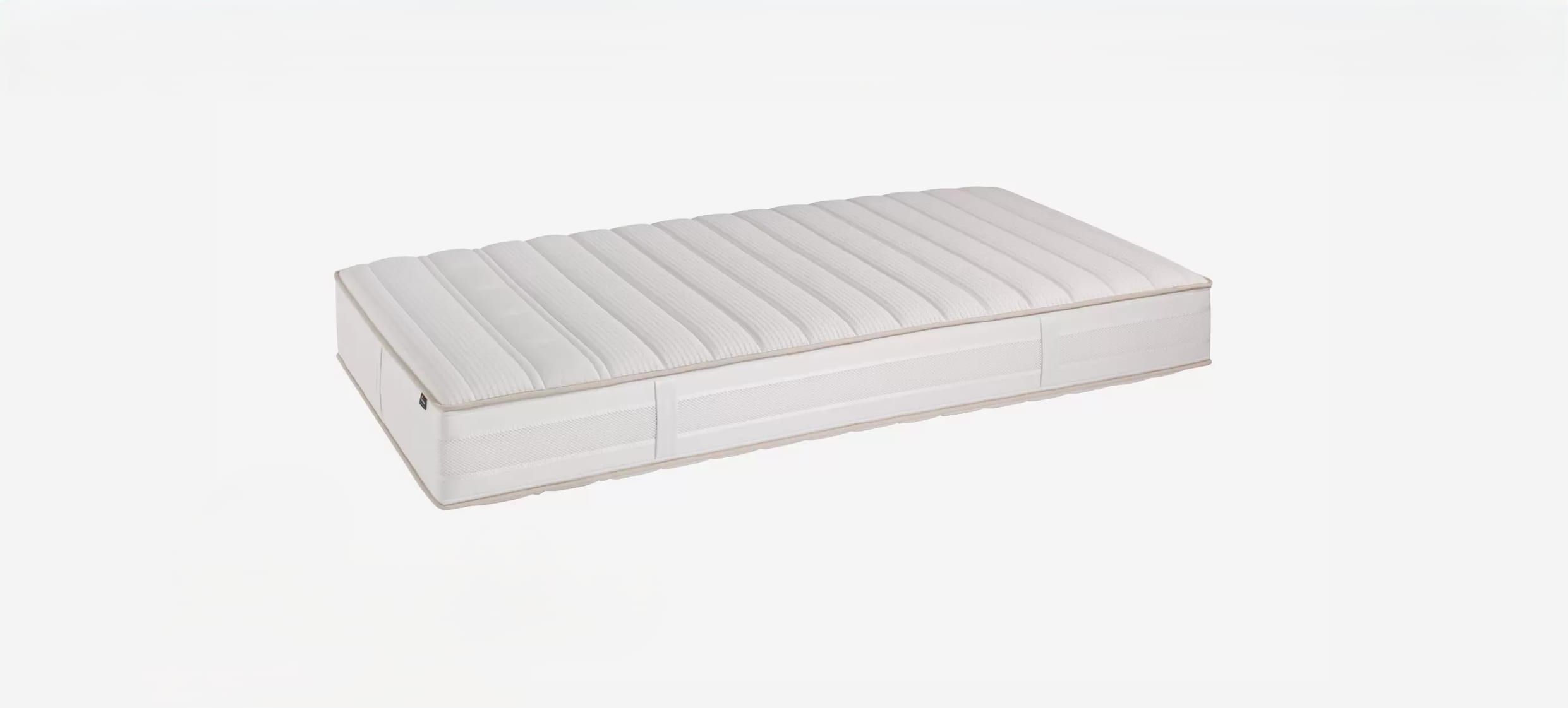 Die Riposa Matratze Supernova Luxe soft verfügt über ein gestepptes, geripptes Muster auf schlichtem weißem Hintergrund. Die Riposa Matratze Supernova Luxe soft verfügt über ein gestepptes, geripptes Muster auf schlichtem weißem Hintergrund.