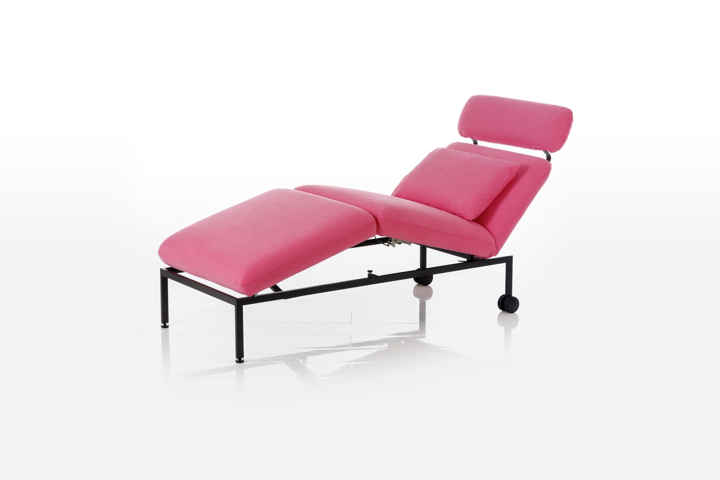 Der Brühl Liege Roro 98 ist ein moderner rosafarbener Loungesessel mit Kopfstütze und schwarzem Metallgestell, abgebildet auf weißem Hintergrund. Der Brühl Liege Roro 98 ist ein moderner rosafarbener Loungesessel mit Kopfstütze und schwarzem Metallgestell, abgebildet auf weißem Hintergrund.