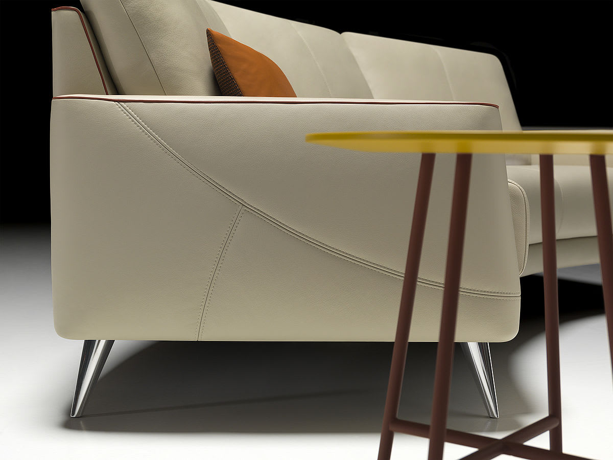 Gros plan des canapés modernes Thalia 9182 en beige avec des jambes métalliques et un oreiller orange, placé à côté d'une table jaune. Gros plan des canapés modernes Thalia 9182 en beige avec des jambes métalliques et un oreiller orange, placé à côté d'une table jaune.