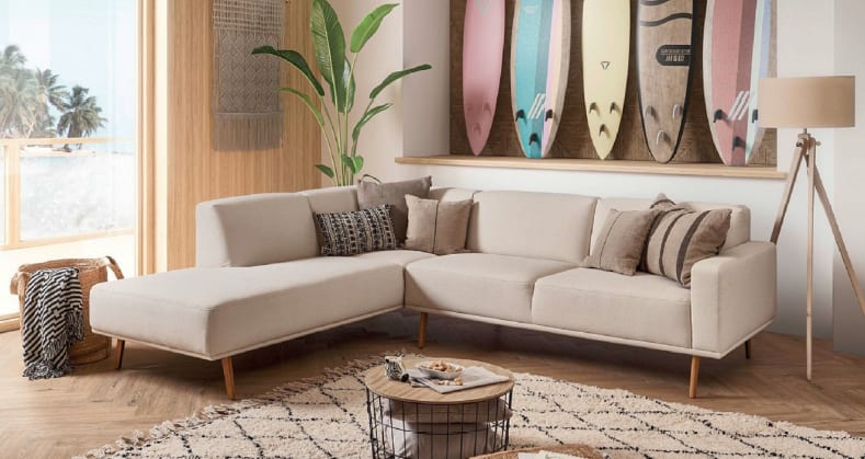 Das Sektionssofa Michigan der Polstergruppe steht in einem Wohnzimmer, das mit Surfbrettern, üppigen Pflanzen und küstennahen Akzenten eingerichtet ist. Das Sektionssofa Michigan der Polstergruppe steht in einem Wohnzimmer, das mit Surfbrettern, üppigen Pflanzen und küstennahen Akzenten eingerichtet ist.