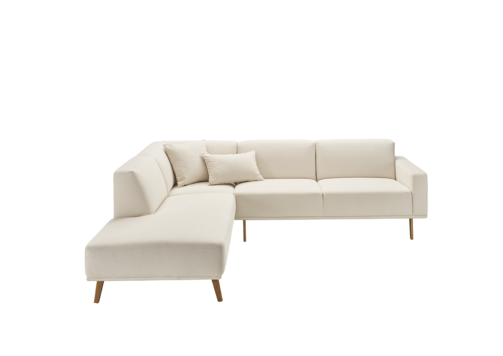 Die Polstergruppe Michigan ist ein beigefarbenes L-förmiges Sektionssofa mit Holzbeinen, zwei Sitzkissen und zwei passenden Kissen. Die Polstergruppe Michigan ist ein beigefarbenes L-förmiges Sektionssofa mit Holzbeinen, zwei Sitzkissen und zwei passenden Kissen.