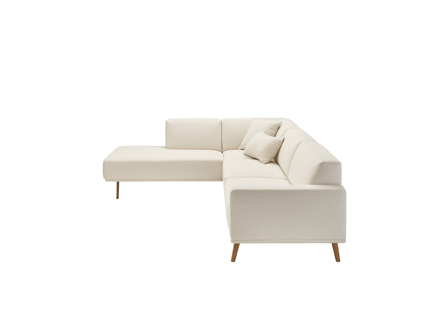 Die Polstergruppe Michigan ist ein beigefarbenes L-förmiges Sektionssofa mit Holzbeinen und zwei passenden Kissen, abgebildet auf weißem Hintergrund. Die Polstergruppe Michigan ist ein beigefarbenes L-förmiges Sektionssofa mit Holzbeinen und zwei passenden Kissen, abgebildet auf weißem Hintergrund.