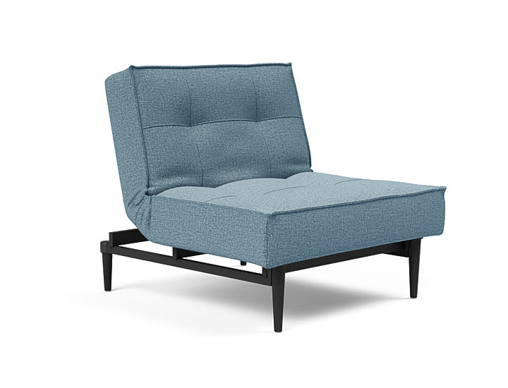 Innovation Splitback Klappsofa Styletto, schräg gestellt, mit blauer Polsterung und schlanken schwarzen Holzbeinen für einen modernen, armlosen Look. Innovation Splitback Klappsofa Styletto, schräg gestellt, mit blauer Polsterung und schlanken schwarzen Holzbeinen für einen modernen, armlosen Look.