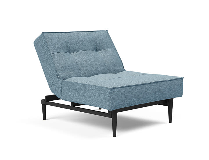 Das Innovation Splitback Klappsofa Styletto, schräg auf weißem Hintergrund abgebildet, hat ein modernes blaues Design mit getufteten Kissen und schwarzen Holzbeinen. Das Innovation Splitback Klappsofa Styletto, schräg auf weißem Hintergrund abgebildet, hat ein modernes blaues Design mit getufteten Kissen und schwarzen Holzbeinen.