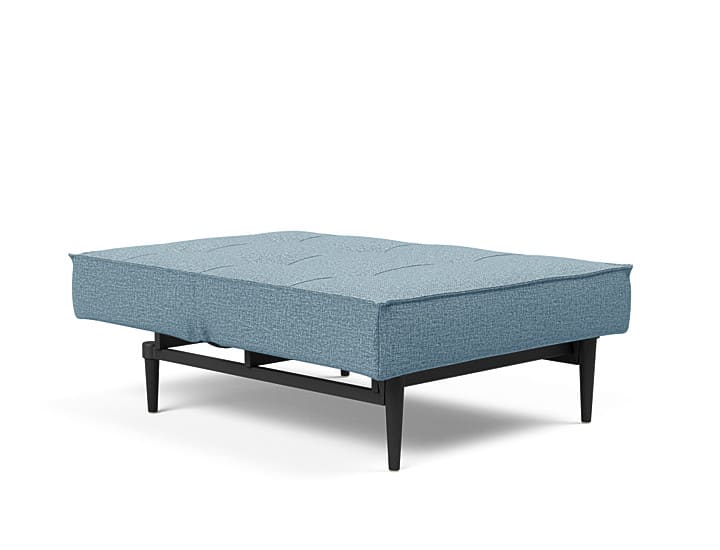 Innovation Splitback Klappsofa Styletto in hellblauem Bezug mit schwarzen Holzbeinen, dargestellt vor einem weißen Hintergrund. Innovation Splitback Klappsofa Styletto in hellblauem Bezug mit schwarzen Holzbeinen, dargestellt vor einem weißen Hintergrund.