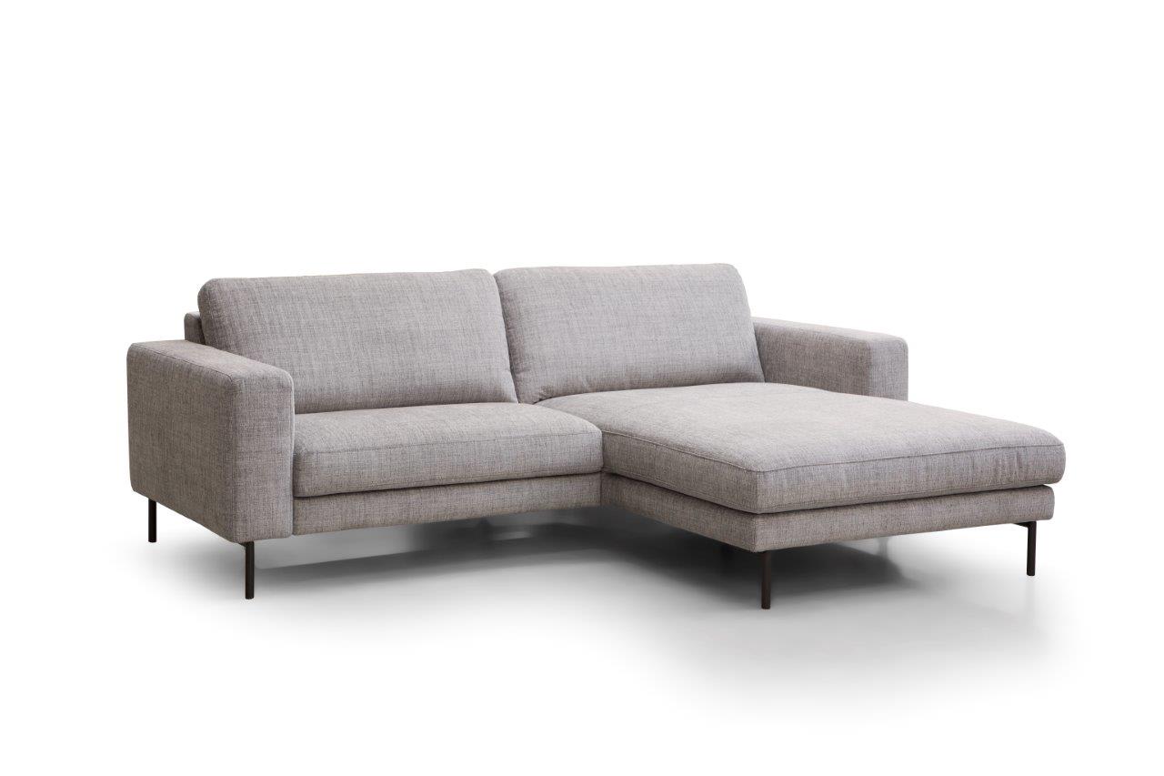 Polstergruppe Living L-förmiges Sektionssofa mit Chaiselongue, schlanken Beinen und modernem Design in Hellgrau auf weißem Grund.