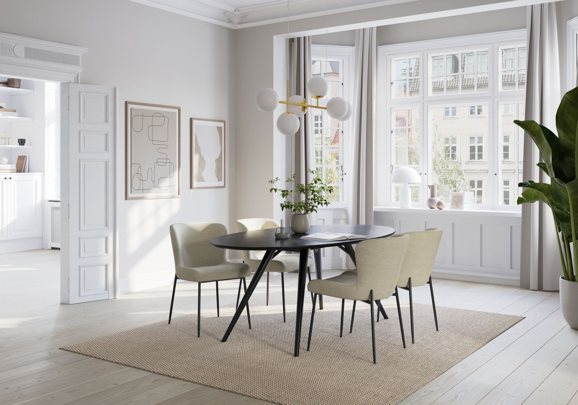 Helles Esszimmer mit rundem schwarzem Tisch, großen Fenstern, neutralem Dekor und einem Stuhlset Glam (2er Set). Helles Esszimmer mit rundem schwarzem Tisch, großen Fenstern, neutralem Dekor und einem Stuhlset Glam (2er Set).