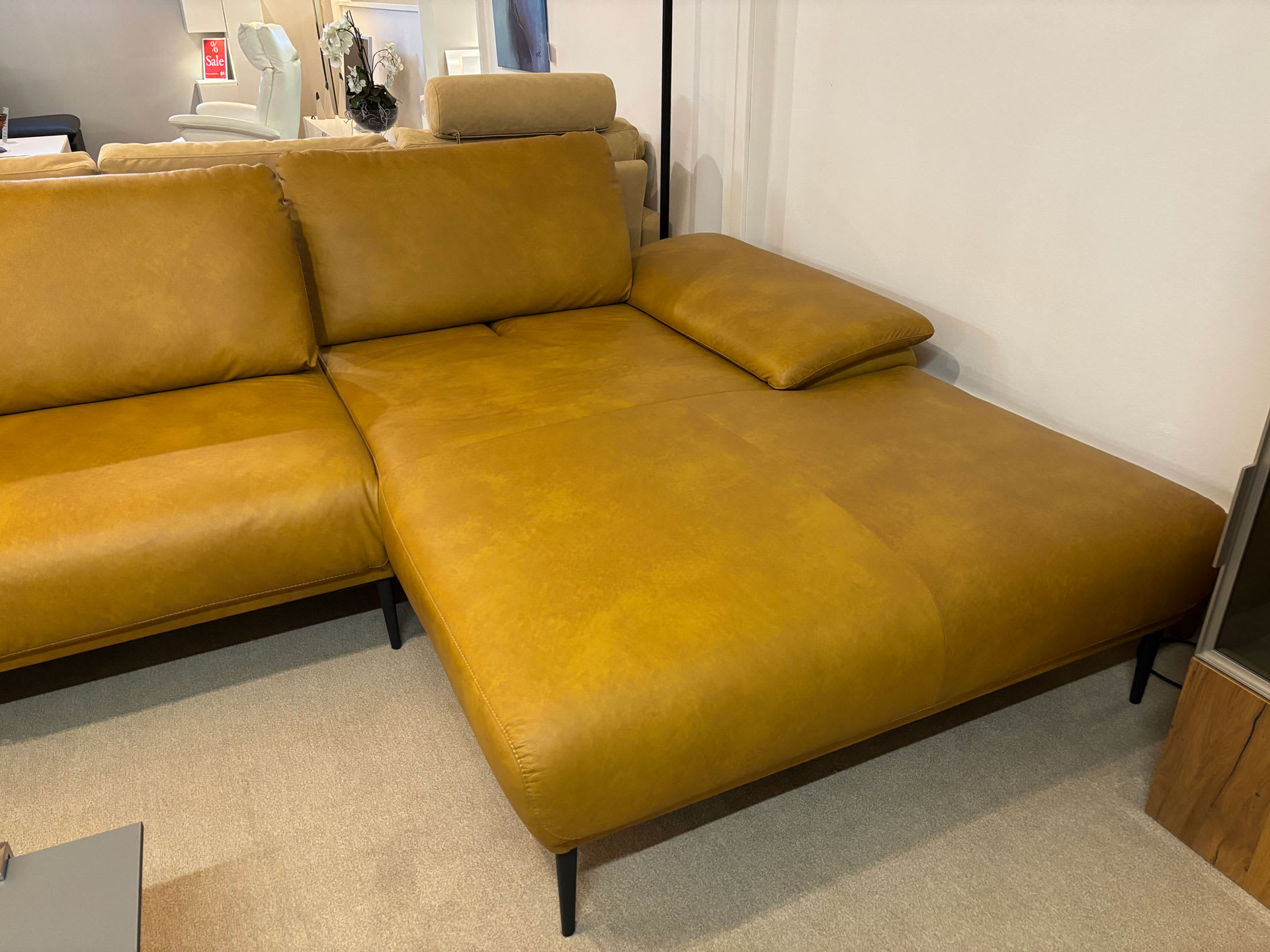 Das Sofagarnitur Samiraa aus braunem Leder der Polstergruppe verfügt über eine breite Sitzfläche auf einem beigen Teppich. Das Sofagarnitur Samiraa aus braunem Leder der Polstergruppe verfügt über eine breite Sitzfläche auf einem beigen Teppich.