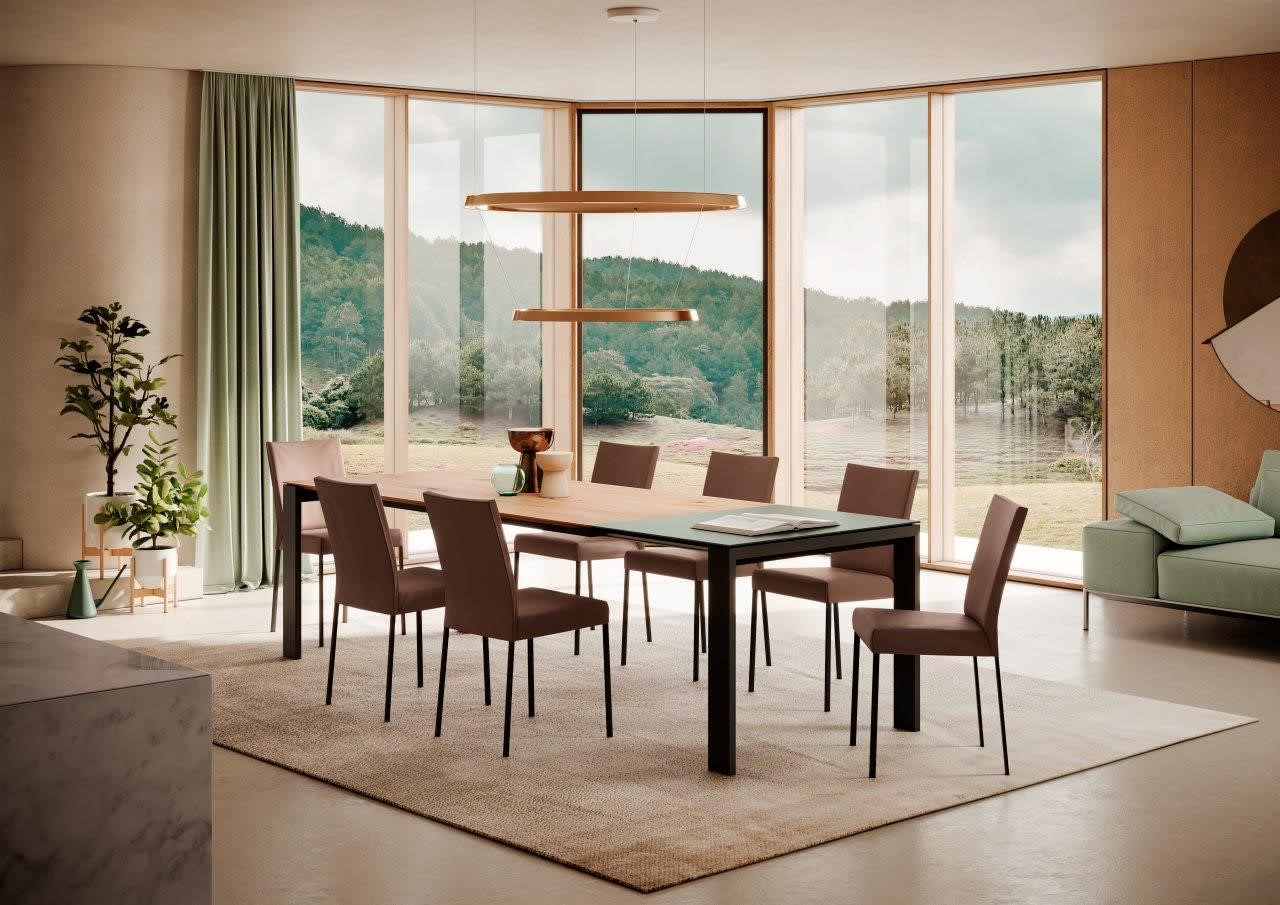 Modernes Esszimmer mit großen Fenstern, dem rechteckigen Esstisch Maleo von Willisau, sechs Stühlen und Blick auf die grünen Hügel draußen. Modernes Esszimmer mit großen Fenstern, dem rechteckigen Esstisch Maleo von Willisau, sechs Stühlen und Blick auf die grünen Hügel draußen.