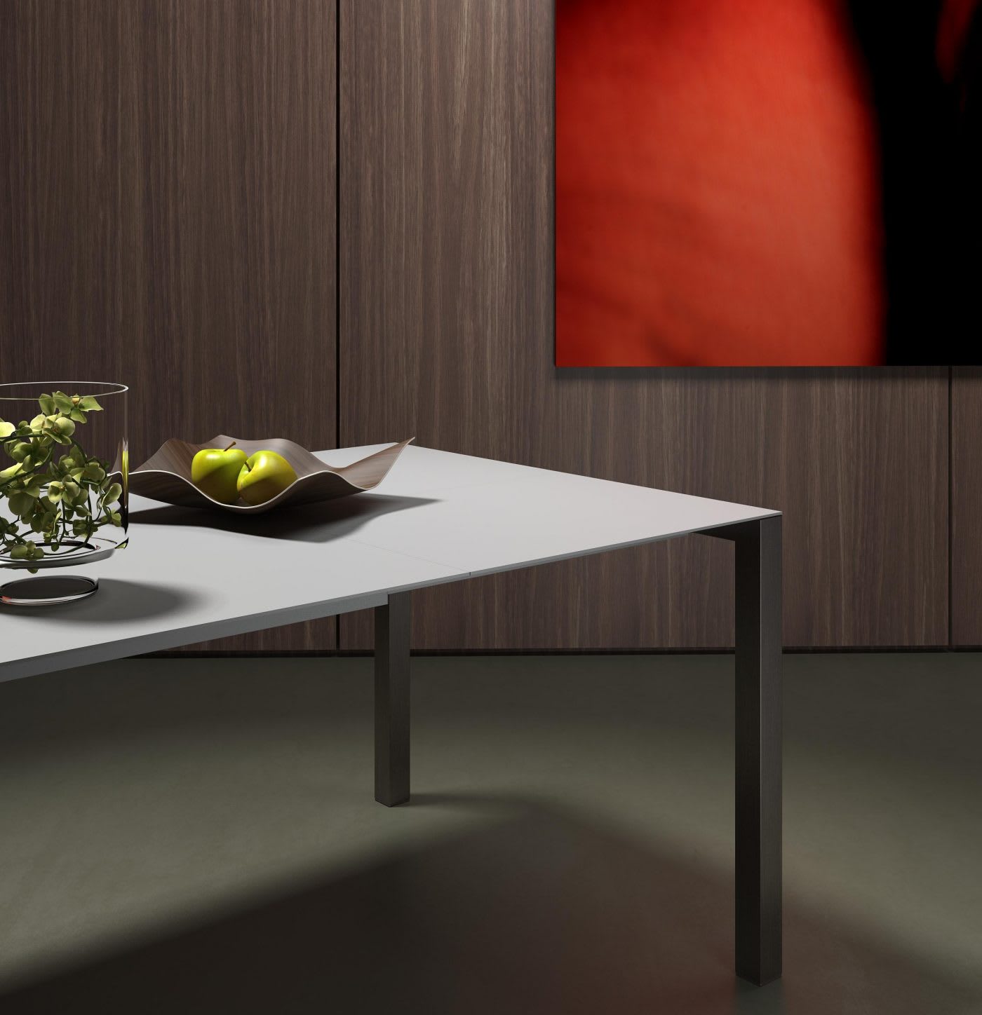 Der minimalistische Willisau Esstisch Prato mit Äpfeln und einer Glasvase steht vor holzgetäfelten Wänden mit abstrakten roten Kunstwerken. Der minimalistische Willisau Esstisch Prato mit Äpfeln und einer Glasvase steht vor holzgetäfelten Wänden mit abstrakten roten Kunstwerken.