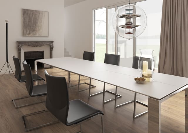 Modernes Esszimmer mit schwarzen Stühlen von Willisau Stuhl Vinci, einem weißen Tisch, einem großen Fenster, einem Kamin und einer Hängelampe. Modernes Esszimmer mit schwarzen Stühlen von Willisau Stuhl Vinci, einem weißen Tisch, einem großen Fenster, einem Kamin und einer Hängelampe.