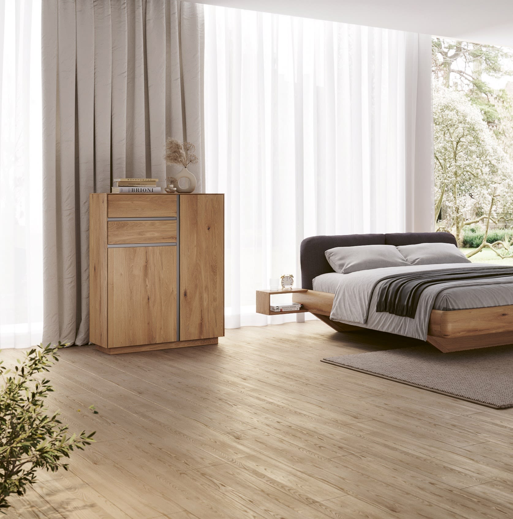 Minimalistisches Schlafzimmer mit einem Holzbett, einem Nachttisch, großen Fenstern mit hellen Vorhängen und einem Wimmer Highboard-Schrank.