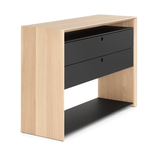 Das Girsberger Sideboard LaPunt ist in hellem Holz gehalten, verfügt über zwei schwarze Schubladen und einen schwarzen Unterboden und präsentiert sich in einem modernen, minimalistischen Design. Das Girsberger Sideboard LaPunt ist in hellem Holz gehalten, verfügt über zwei schwarze Schubladen und einen schwarzen Unterboden und präsentiert sich in einem modernen, minimalistischen Design.