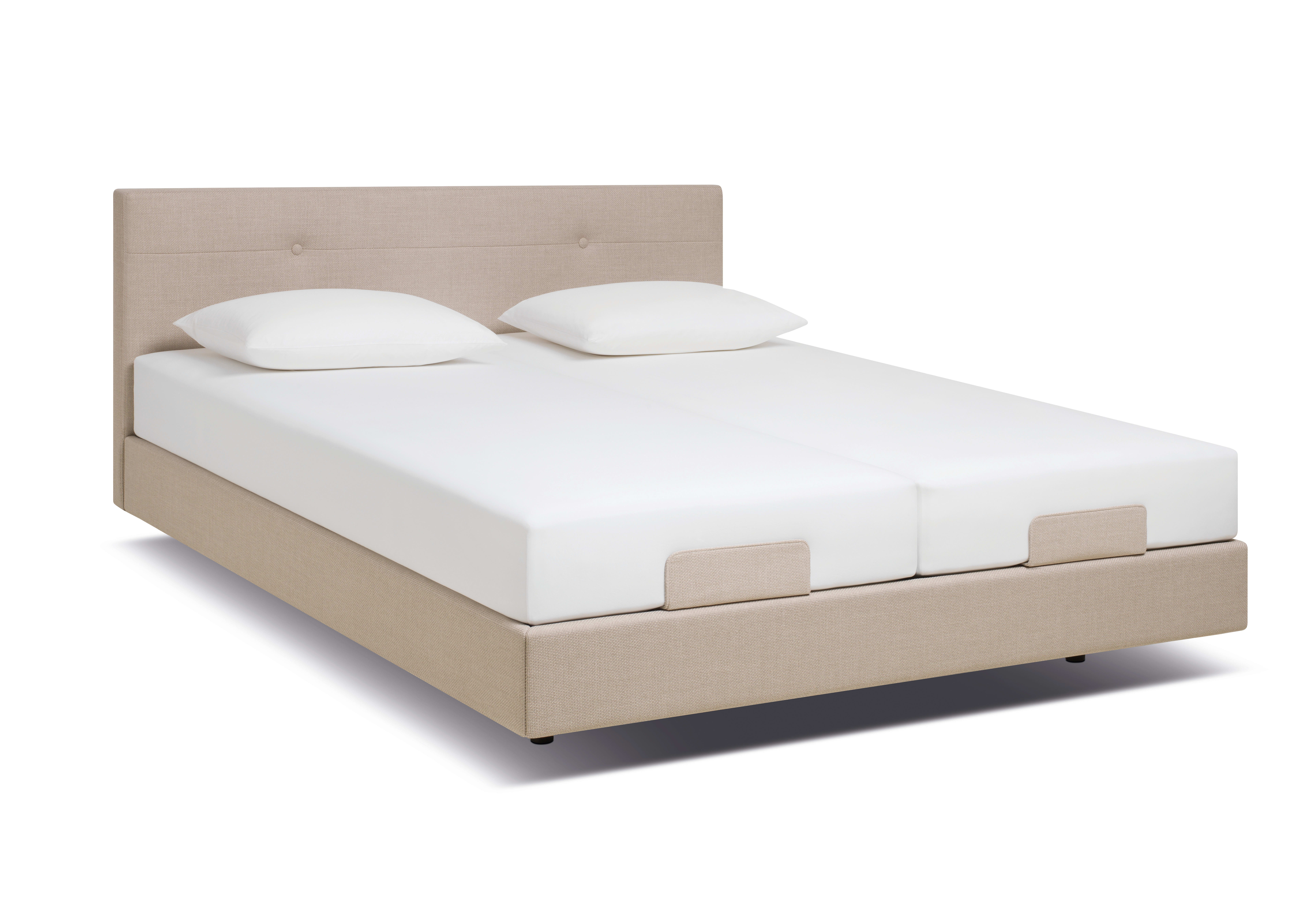 Das Riposa Boxspringbett Aurora Relax hat einen beigefarbenen gepolsterten Rahmen, zwei separate Matratzen und zwei weiße Kissen auf jeder Seite. Das Riposa Boxspringbett Aurora Relax hat einen beigefarbenen gepolsterten Rahmen, zwei separate Matratzen und zwei weiße Kissen auf jeder Seite.