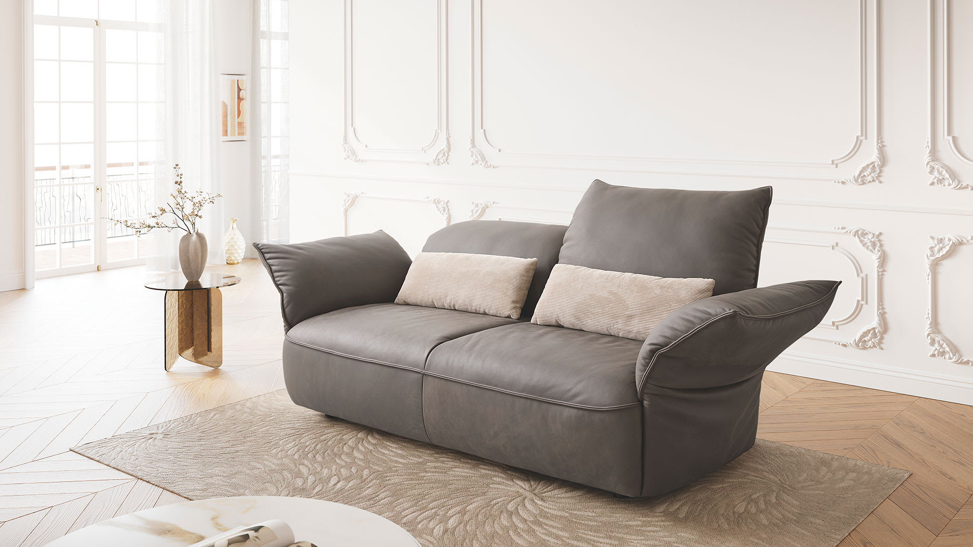 Die Koinor Polstergruppe Abby, ein modernes graues Ledersofa mit beigen Kissen, bereichert dieses elegante, helle Wohnzimmer mit klassischen Wandleisten. Die Koinor Polstergruppe Abby, ein modernes graues Ledersofa mit beigen Kissen, bereichert dieses elegante, helle Wohnzimmer mit klassischen Wandleisten.