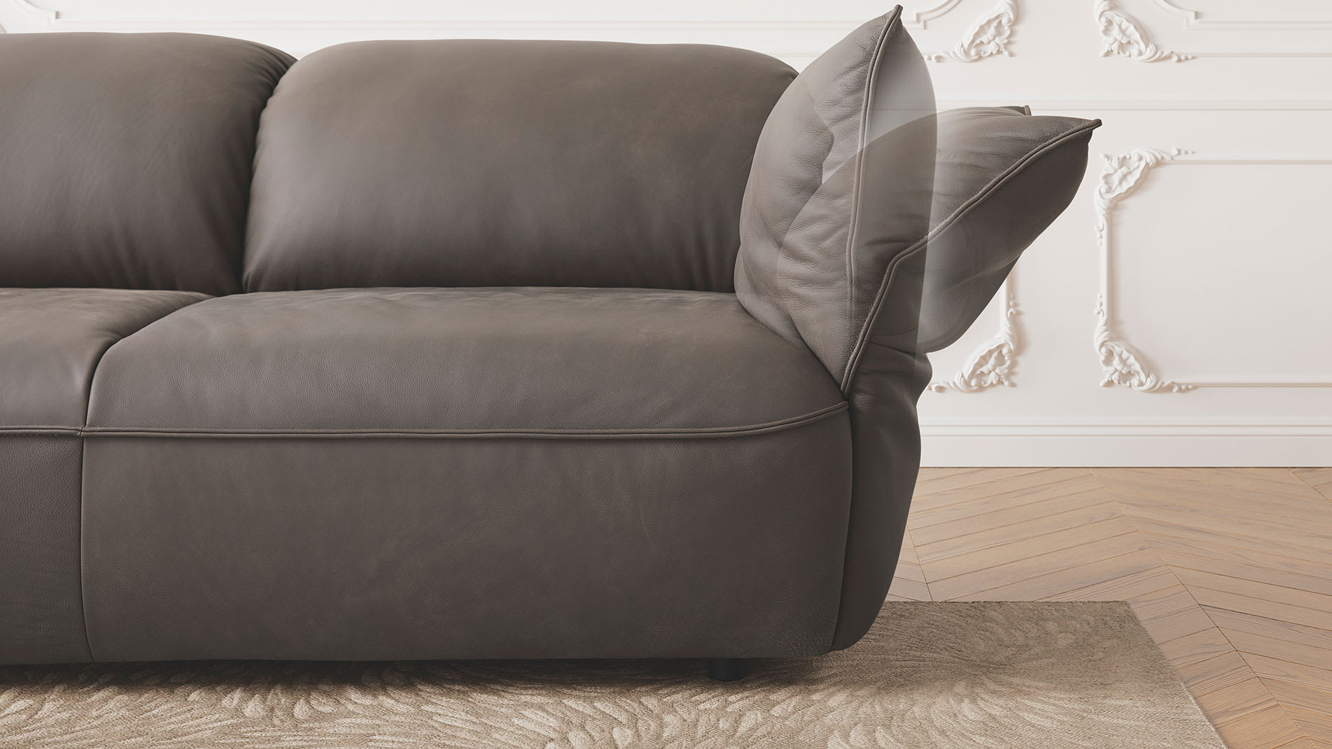 Das braune Ledersofa Abby von Koinor Polstergruppe mit verstellbarer Kopfstütze steht auf einem beigen Teppich in einem Raum mit weißen, verzierten Wänden. Das braune Ledersofa Abby von Koinor Polstergruppe mit verstellbarer Kopfstütze steht auf einem beigen Teppich in einem Raum mit weißen, verzierten Wänden.