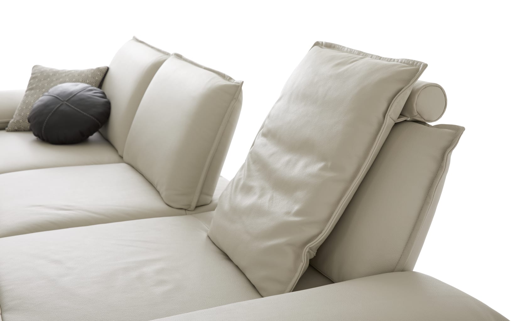 Nahaufnahme des W.Schillig Sofa Caipirinjaa 16568, ein modernes hellbeiges Sofa mit Plüschkissen und zwei Zierkissen, isoliert auf weißem Hintergrund. Nahaufnahme des W.Schillig Sofa Caipirinjaa 16568, ein modernes hellbeiges Sofa mit Plüschkissen und zwei Zierkissen, isoliert auf weißem Hintergrund.