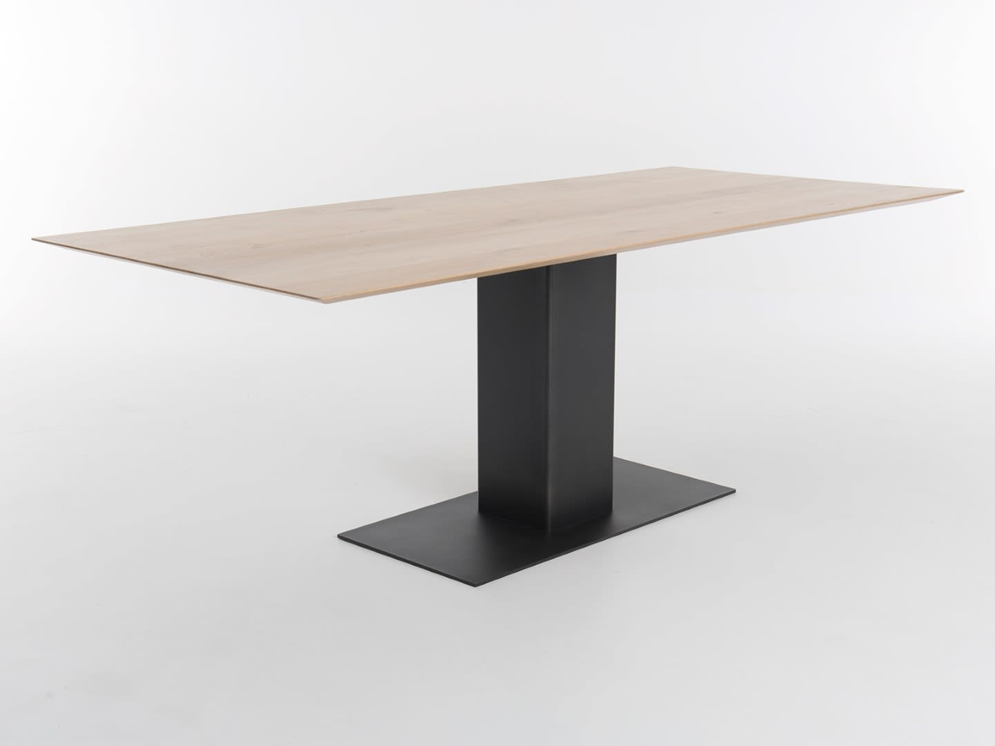 Der bert plantagie Stuhl Blake Schlitten ist ein zeitgemäßer Stuhl mit schlankem Design, einem Sitz aus hellem Holz und einem schwarzen Kufengestell. Der bert plantagie Stuhl Blake Schlitten ist ein zeitgemäßer Stuhl mit schlankem Design, einem Sitz aus hellem Holz und einem schwarzen Kufengestell.