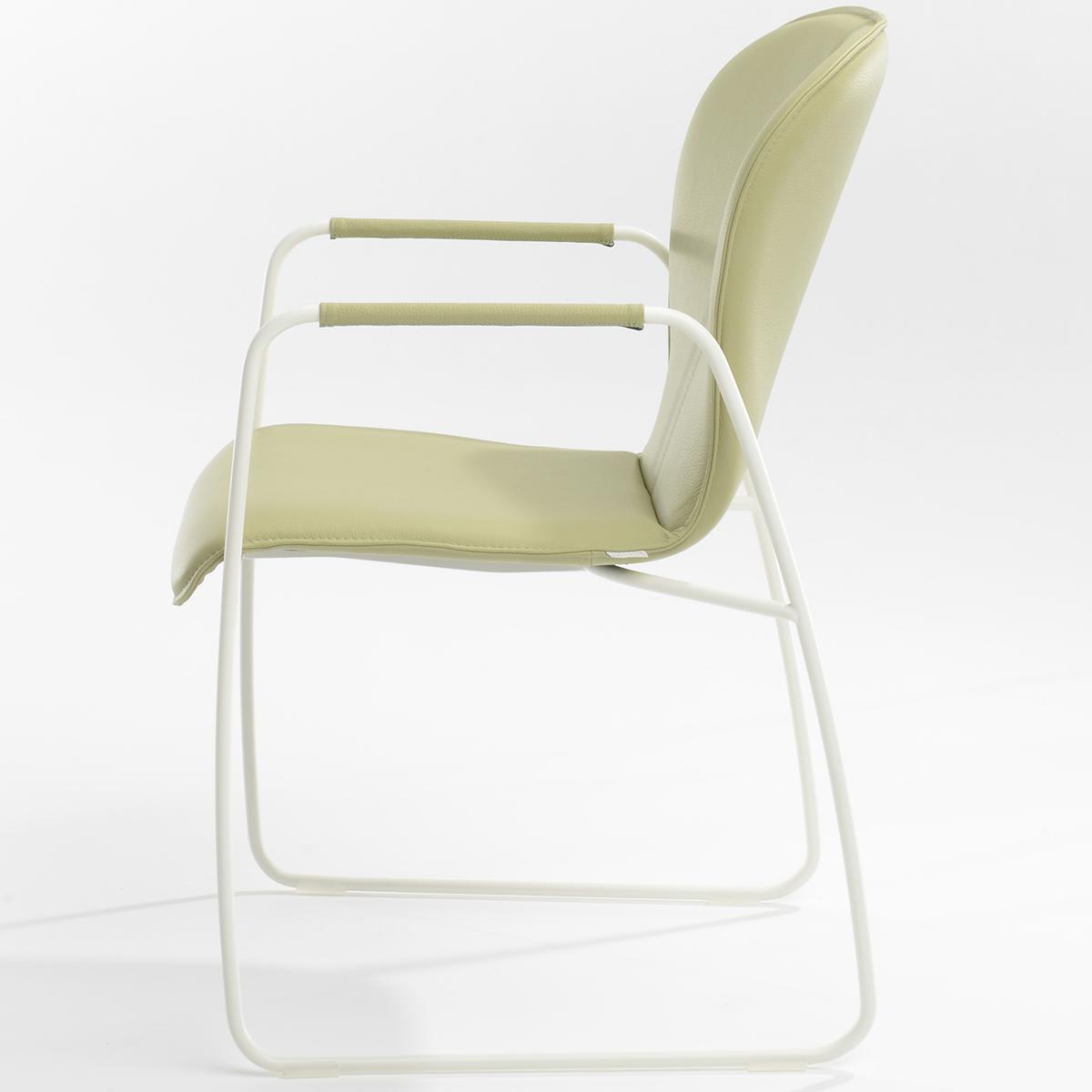 Seitenansicht des bert plantagie Stuhl Blake Schlitten, ein moderner hellgrüner Stuhl mit weißem Metallgestell und gepolstertem Sitz, Rücken und Armlehnen. Seitenansicht des bert plantagie Stuhl Blake Schlitten, ein moderner hellgrüner Stuhl mit weißem Metallgestell und gepolstertem Sitz, Rücken und Armlehnen.