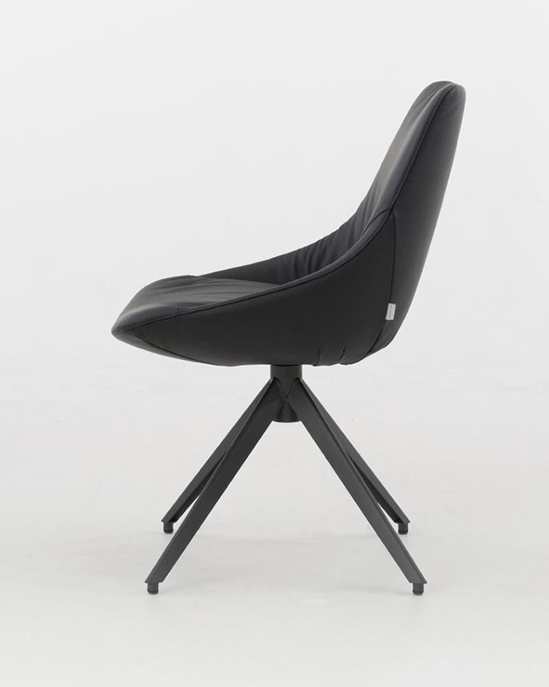 Der bert plantagie Stuhl Ahorn Stativ ist ein schwarzer, moderner Drehstuhl mit abgewinkelten Beinen, der in einer Seitenansicht vor einem schlichten weißen Hintergrund gezeigt wird. Der bert plantagie Stuhl Ahorn Stativ ist ein schwarzer, moderner Drehstuhl mit abgewinkelten Beinen, der in einer Seitenansicht vor einem schlichten weißen Hintergrund gezeigt wird.