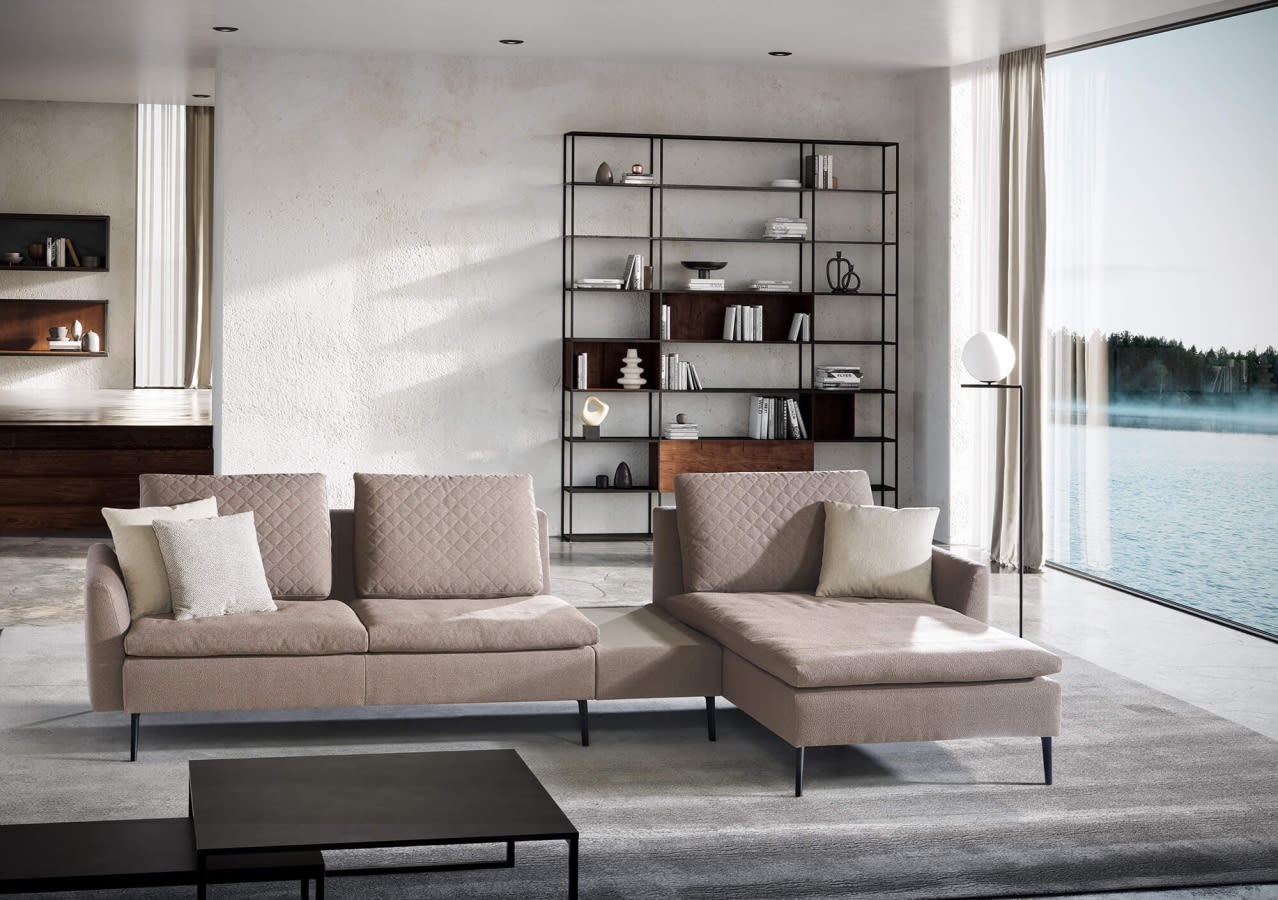 Modernes Wohnzimmer mit dem Artanova Sofa Dyo 9192, Regalen, großen Fenstern und einem malerischen Blick auf den See. Modernes Wohnzimmer mit dem Artanova Sofa Dyo 9192, Regalen, großen Fenstern und einem malerischen Blick auf den See.