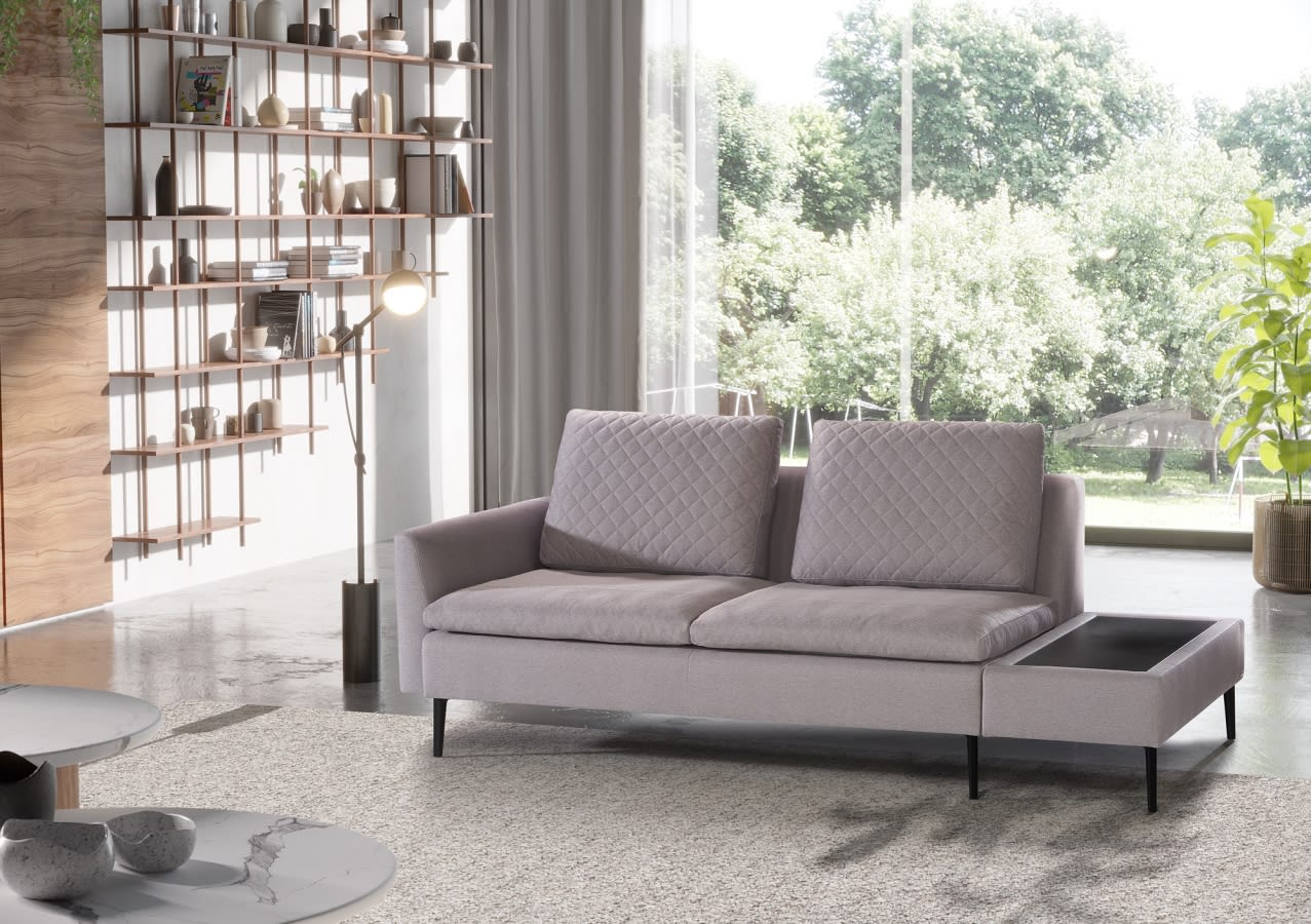 Modernes Wohnzimmer mit dem Artanova Sofa Dyo 9192 in Hellgrau, mit einem großen Fenster, Bücherregalen und einem malerischen Blick ins Grüne. Modernes Wohnzimmer mit dem Artanova Sofa Dyo 9192 in Hellgrau, mit einem großen Fenster, Bücherregalen und einem malerischen Blick ins Grüne.