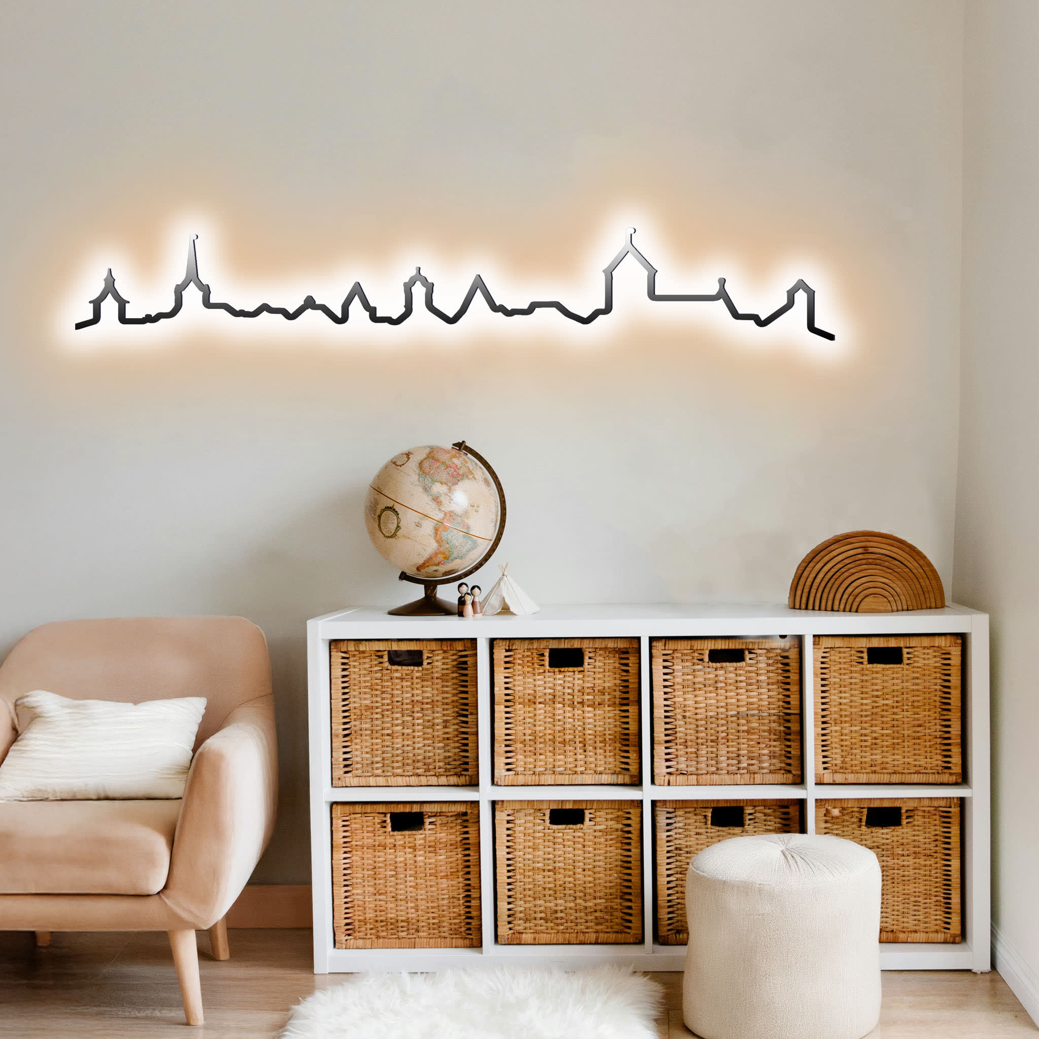 Ein gemütliches Zimmer mit einer Korbablage, einem Globus und der Kontura City Bern leuchtenden Skyline-Wandleuchte über dem Schrank. Ein gemütliches Zimmer mit einer Korbablage, einem Globus und der Kontura City Bern leuchtenden Skyline-Wandleuchte über dem Schrank.