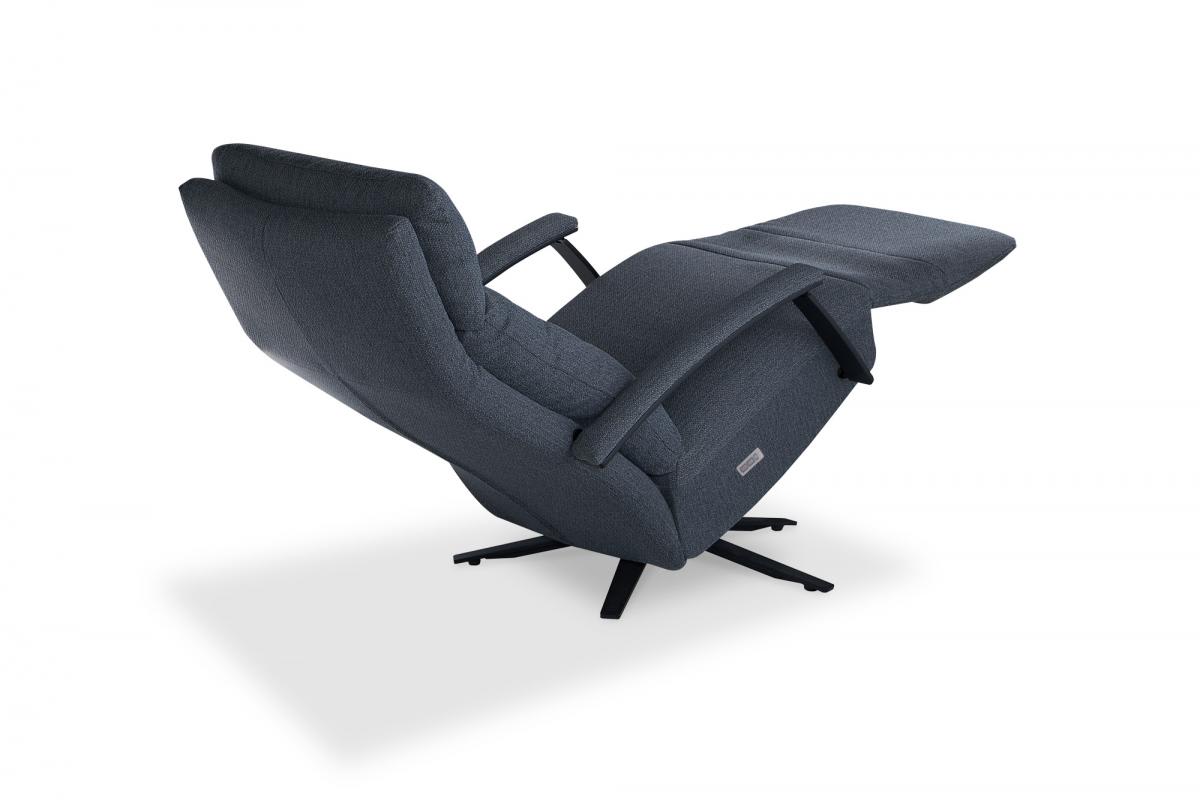 Der Horst Sessel Bivio 3399 ist ein moderner, dunkelgrauer Sessel mit einer verlängerten Fußstütze, der vor einem weißen Hintergrund steht. Der Horst Sessel Bivio 3399 ist ein moderner, dunkelgrauer Sessel mit einer verlängerten Fußstütze, der vor einem weißen Hintergrund steht.